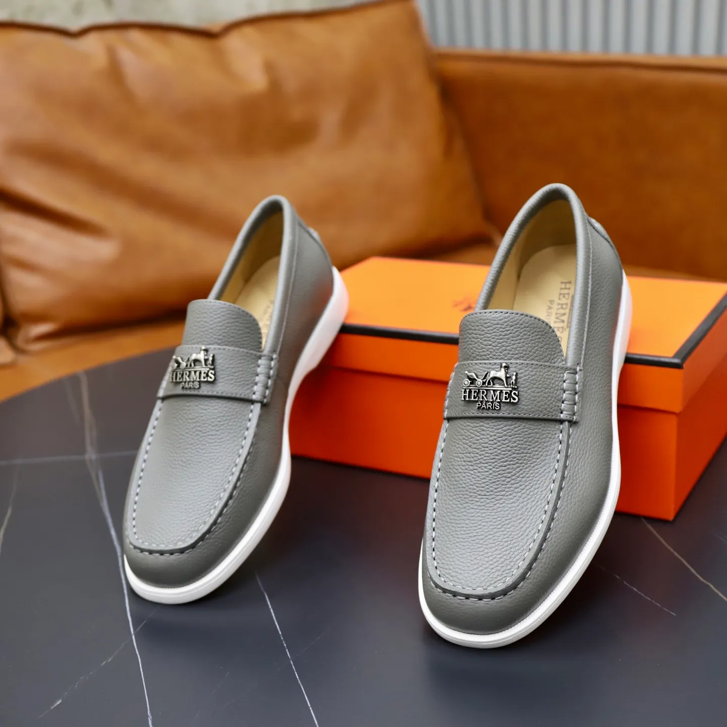 Ex-factory price: 560💰Hermès/Hermès slip-on men's shoes. This shoe is made of imported pebbled cowhide. It has simple and smooth lines and is combined with aerodynamically designed 3CM rubber foam ultra-light soles! Youthful and fashionable, classic H-shaped hardware buckle decoration, calf lining gently wraps the feet, with logo cowhide feet, casual and urban style, highlighting youthful vitality, sports and leisure version, super versatile, code number: 38-39-40-41-42-43-44 standard leather shoe size (45 can be customized but does not support returns)